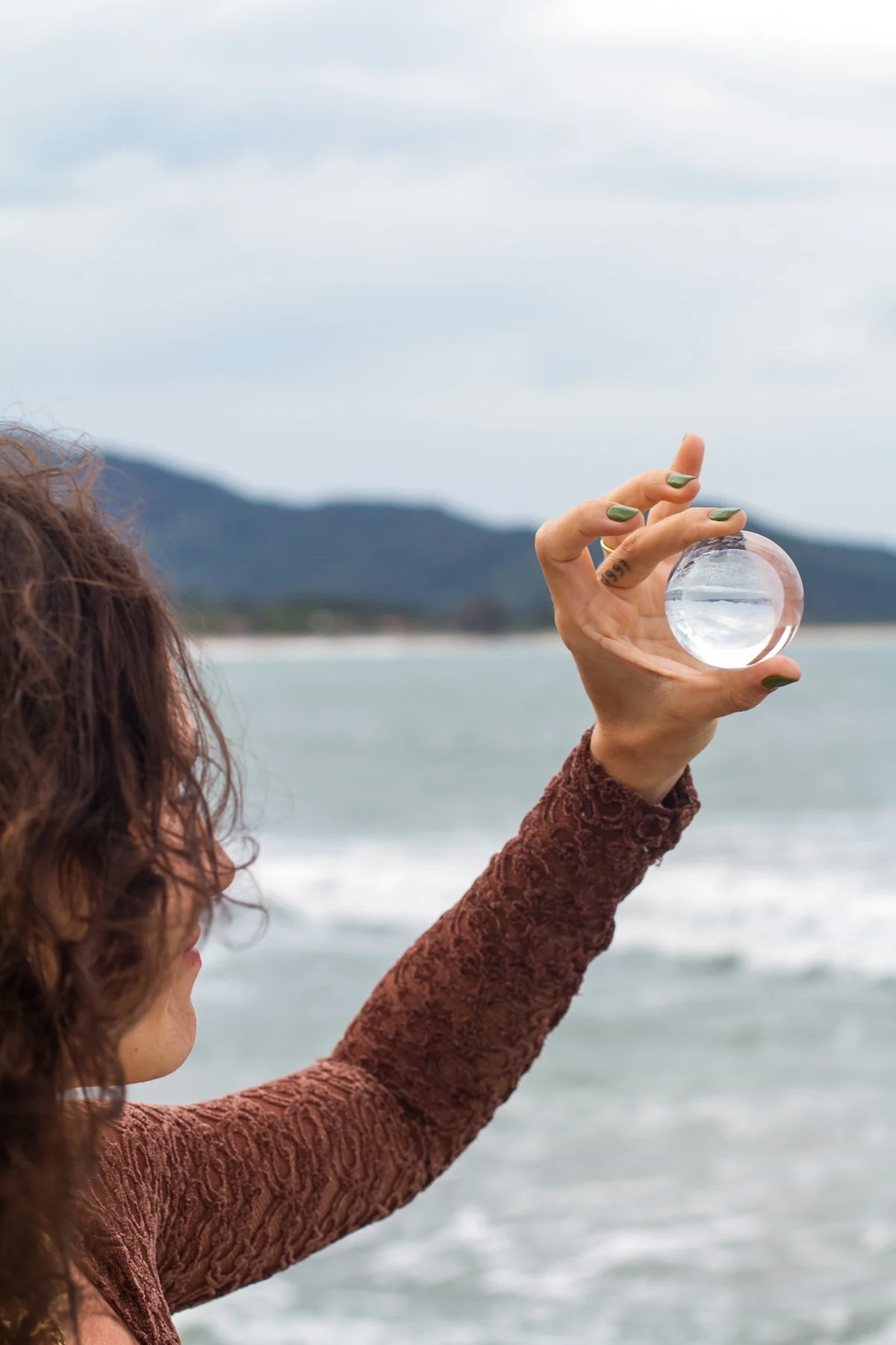 Mariana Tevah observa o céu através de uma esfera de cristal