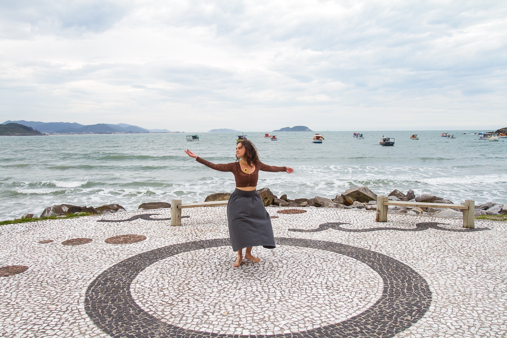 Mariana Tevah no círculo à beira-mar