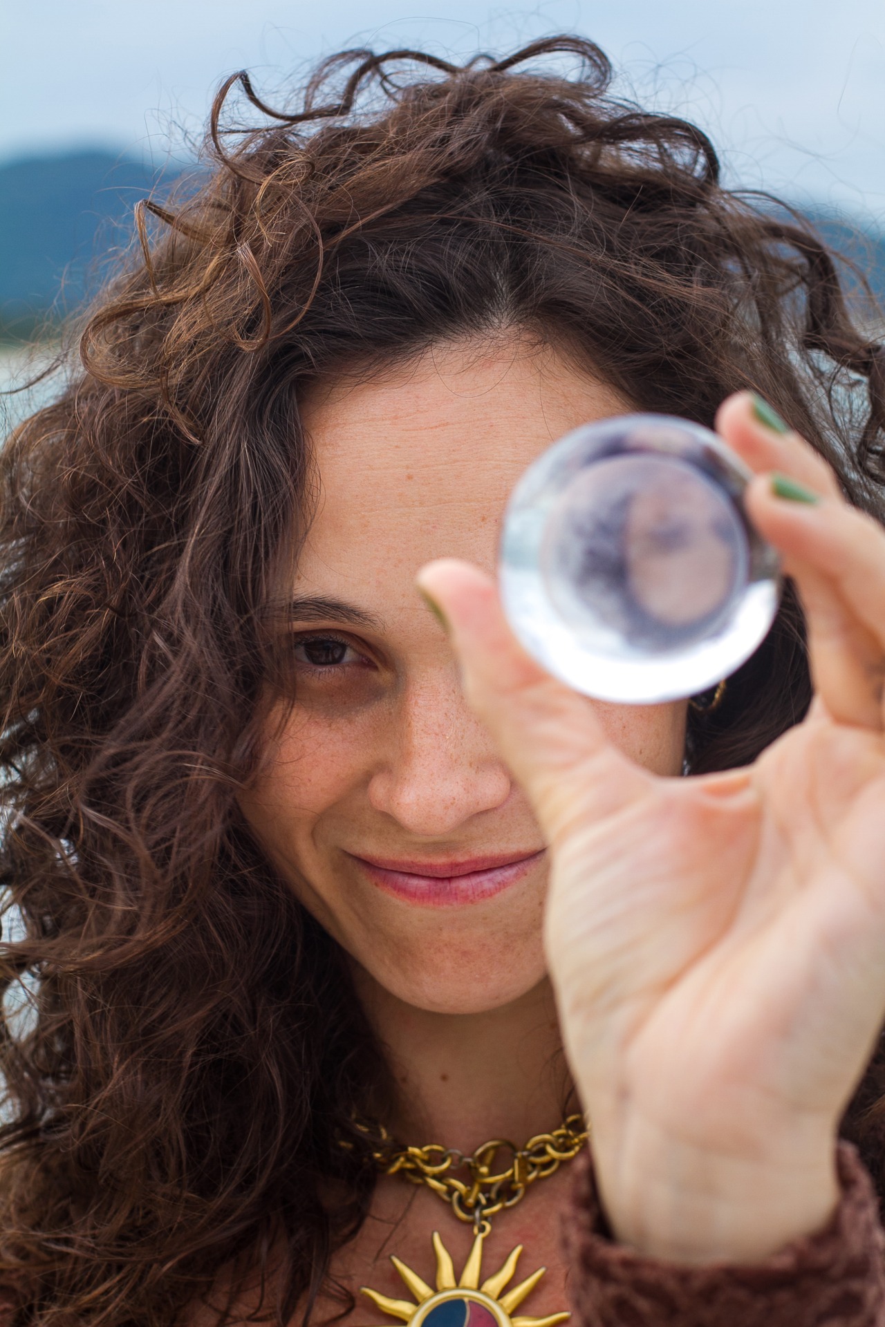 Retrato de Mariana Tevah segurando uma esfera de cristal