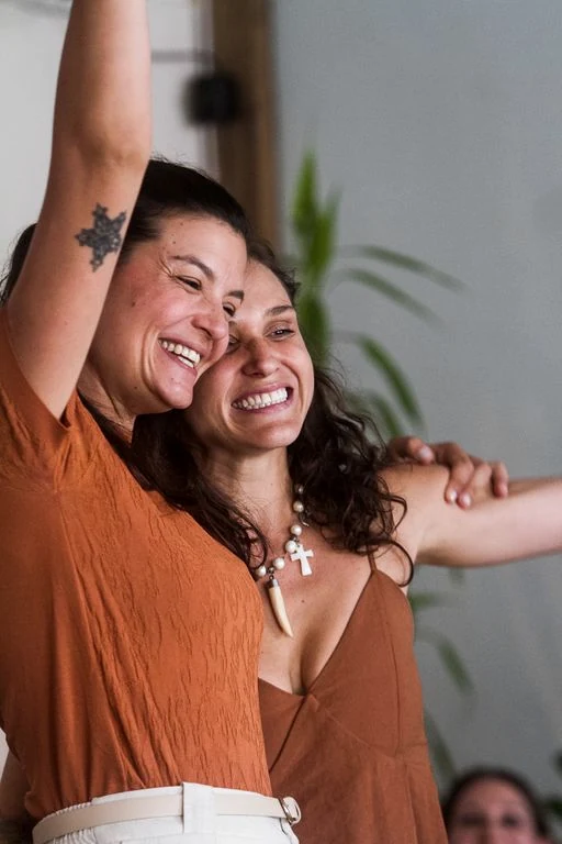 Duas participantes celebrando juntas