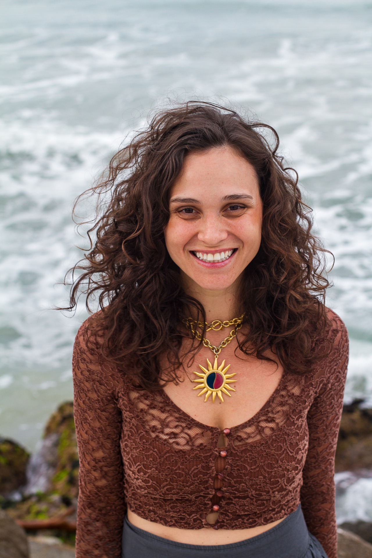 Retrato sorridente de Mariana Tevah à beira-mar